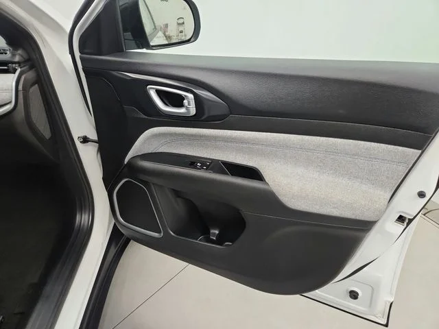 Used 2024 White Jeep Latitude image 35