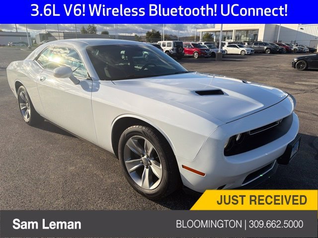 Used 2016 White Dodge SXT image 1