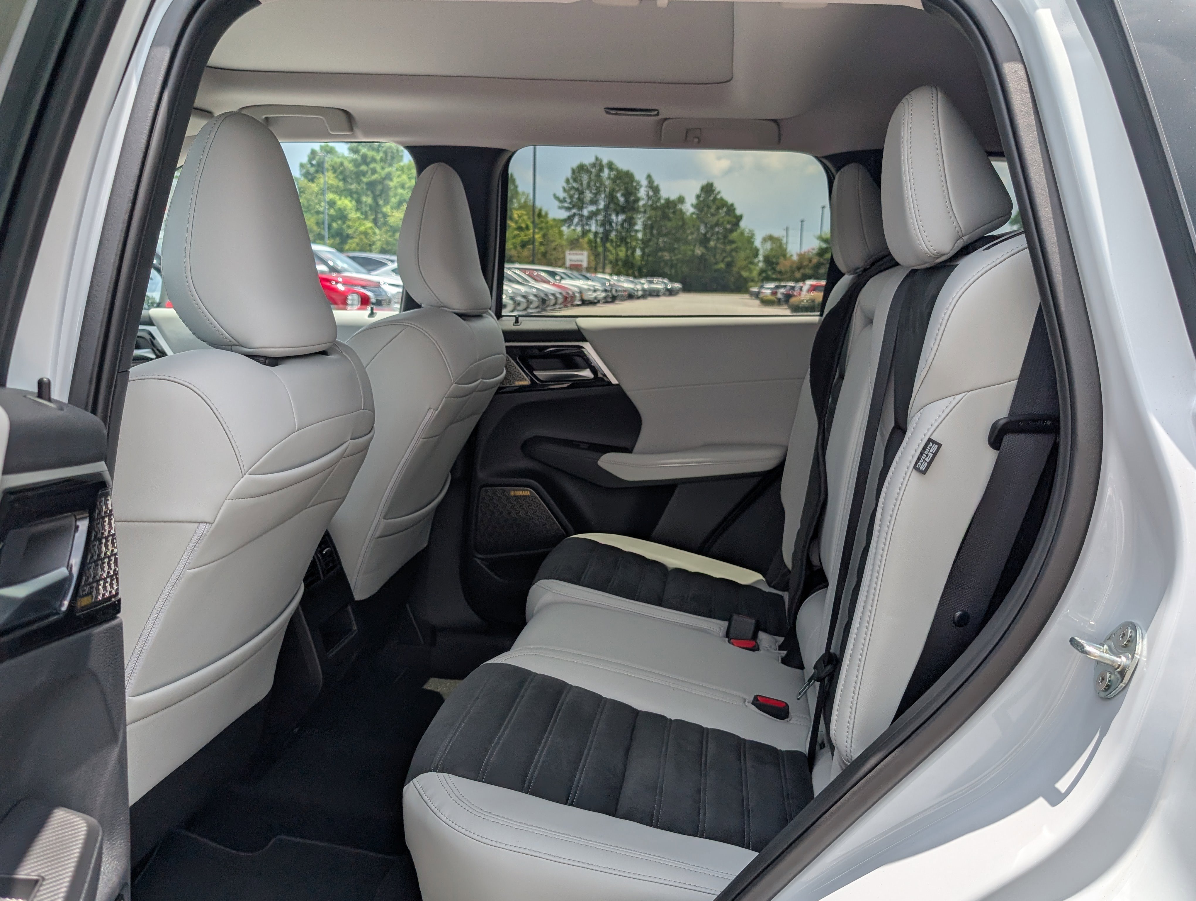 Used 2025 White Diamond Mitsubishi SE image 25