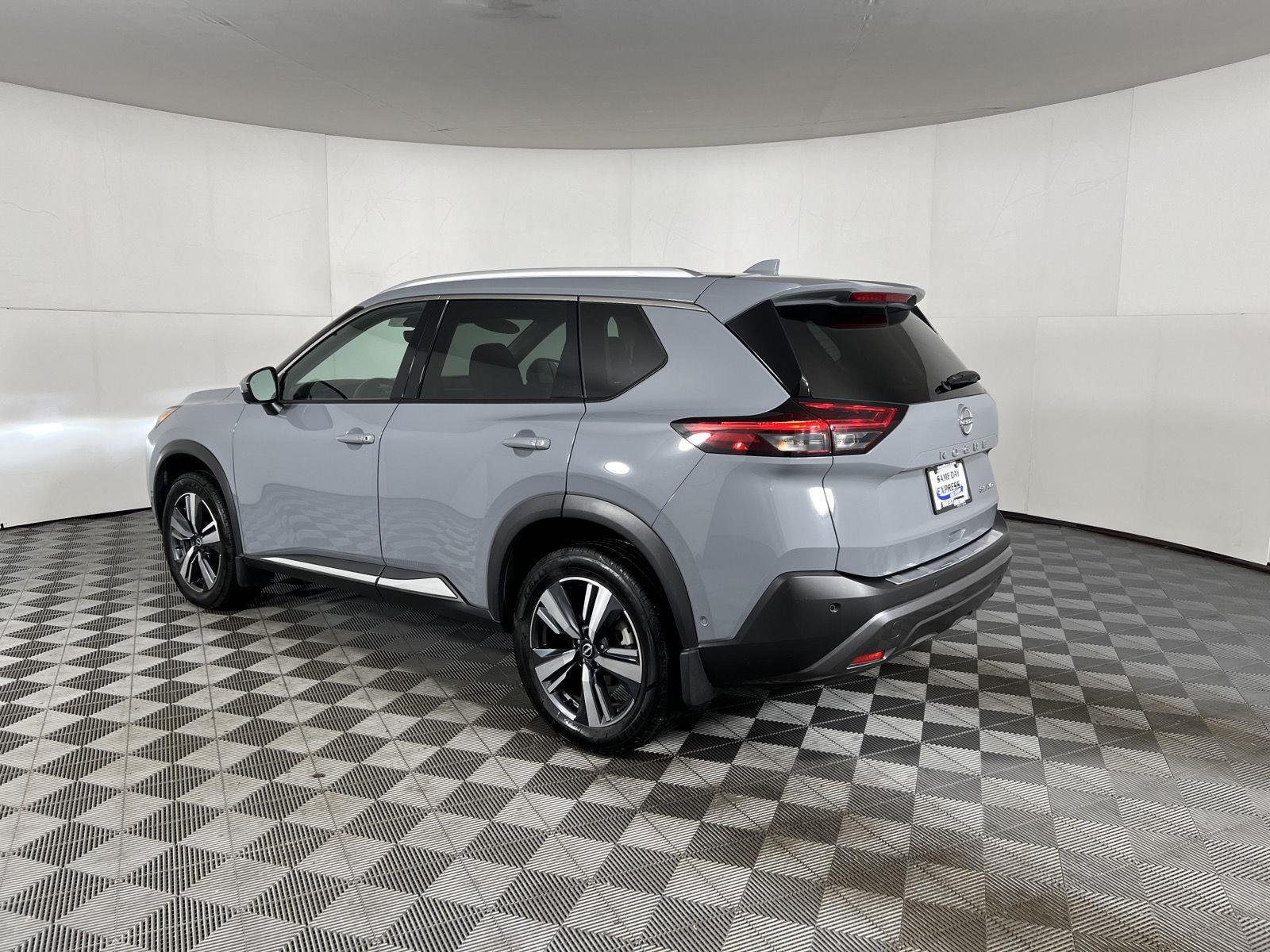 Used 2022 Boulder Gray Pearl Nissan SL image 7