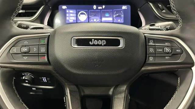 Used 2025 Pearlcoat Jeep Limited image 15