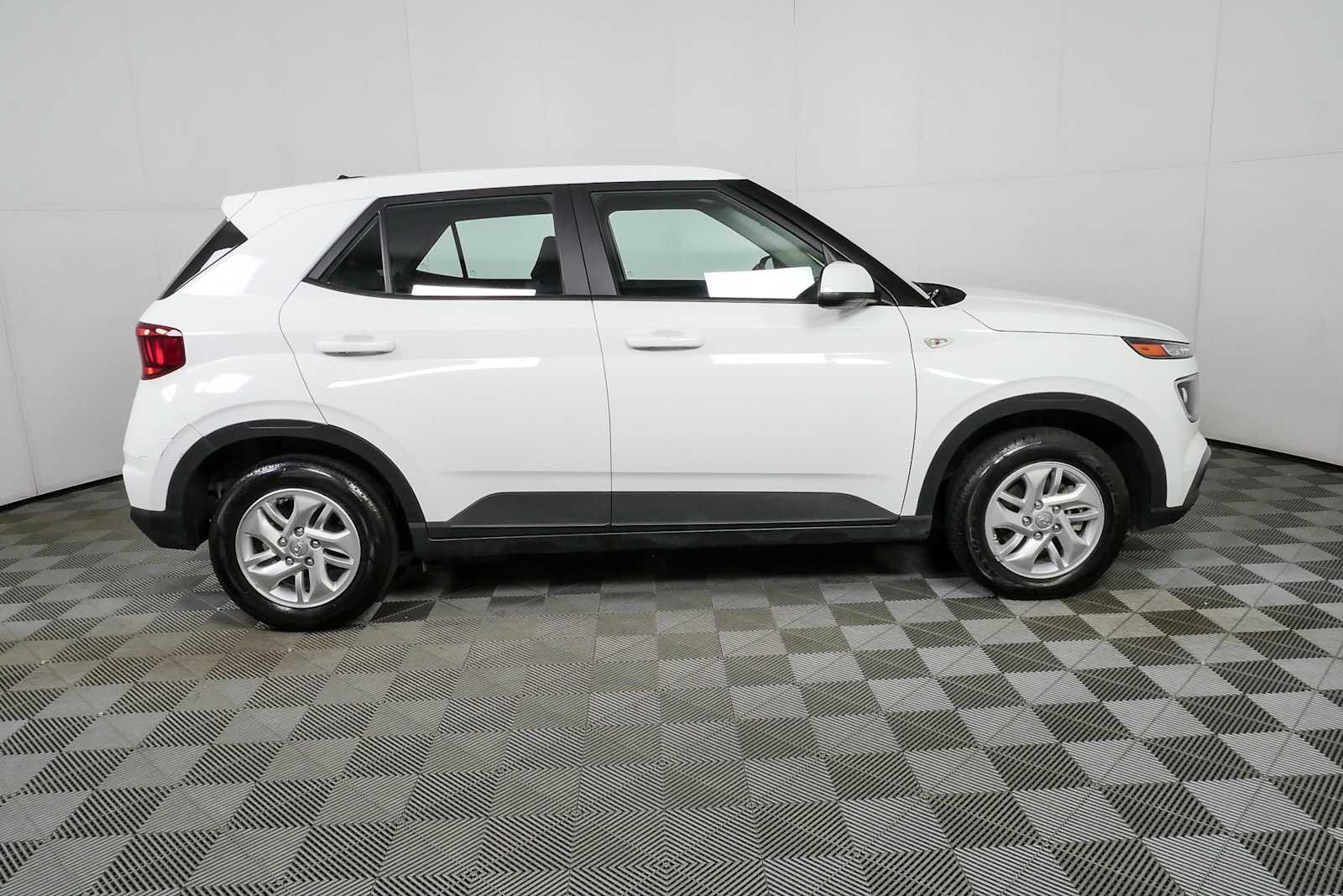 Used 2023 Lunar White Hyundai SE image 2