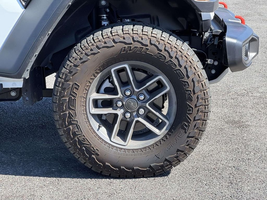 Used 2025 White Jeep Mojave image 11