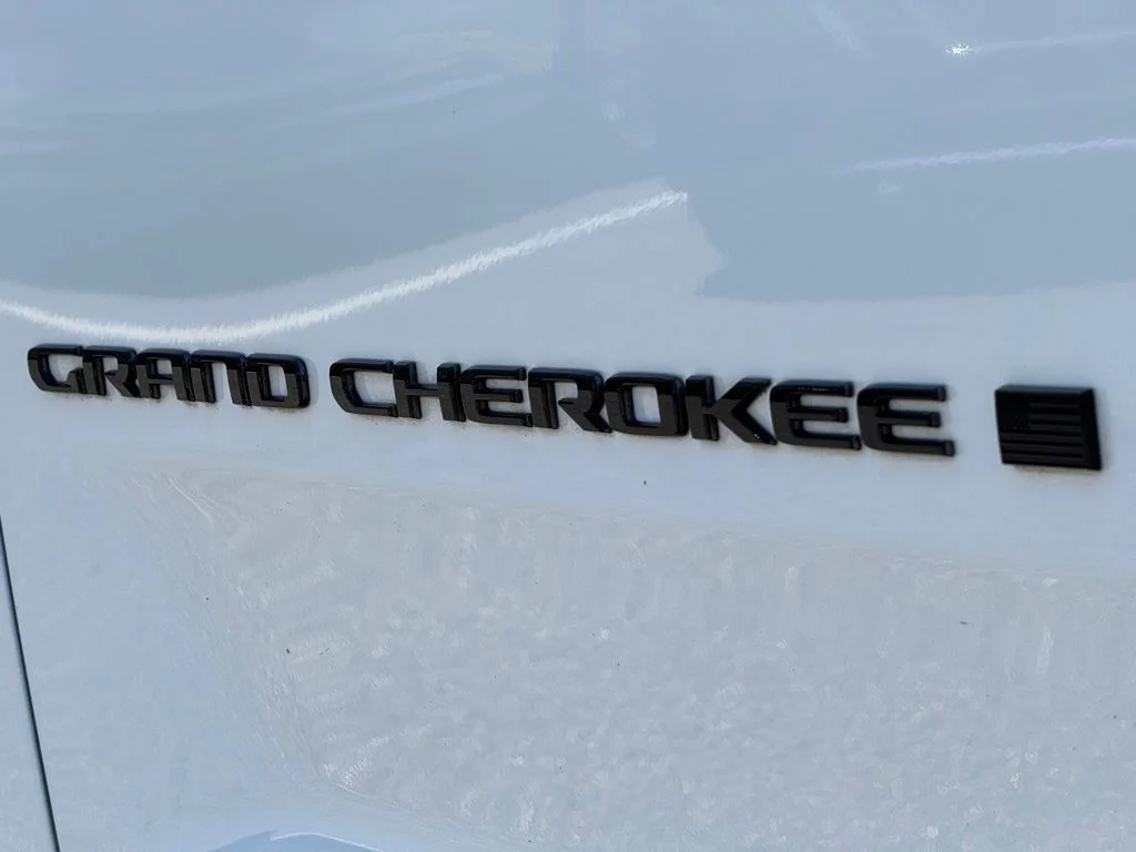 Used 2025 White Jeep Summit image 12