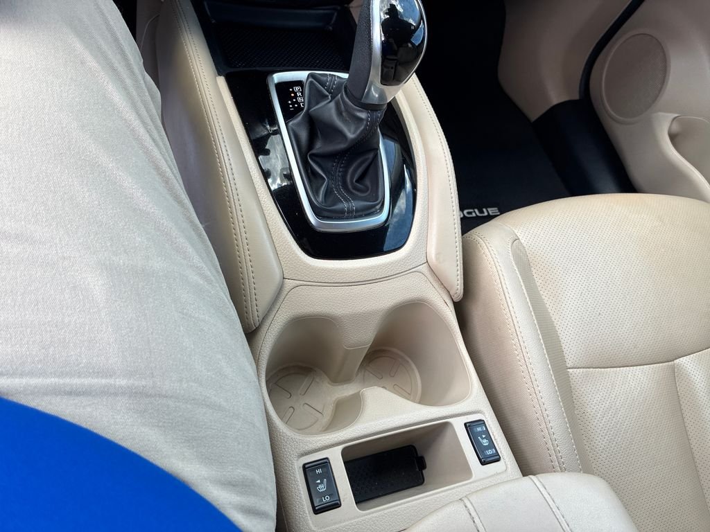 Used 2017 White Nissan SL image 15