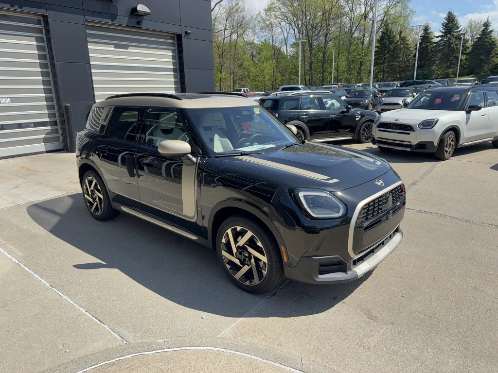 New 2027 Midnight Black II Metallic MINI Iconic image 2
