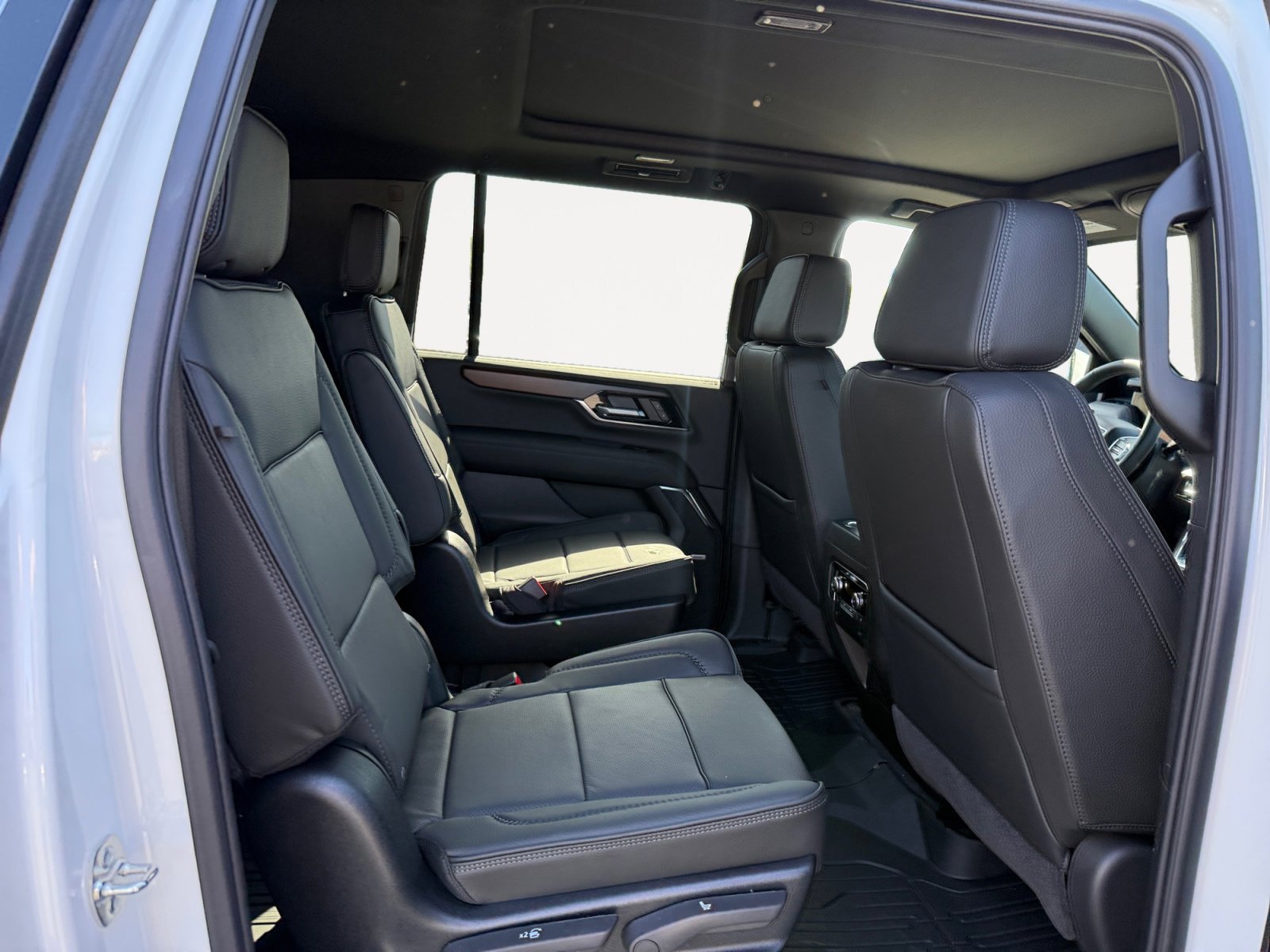 2026 GMC Yukon XL Denali - Photo 18