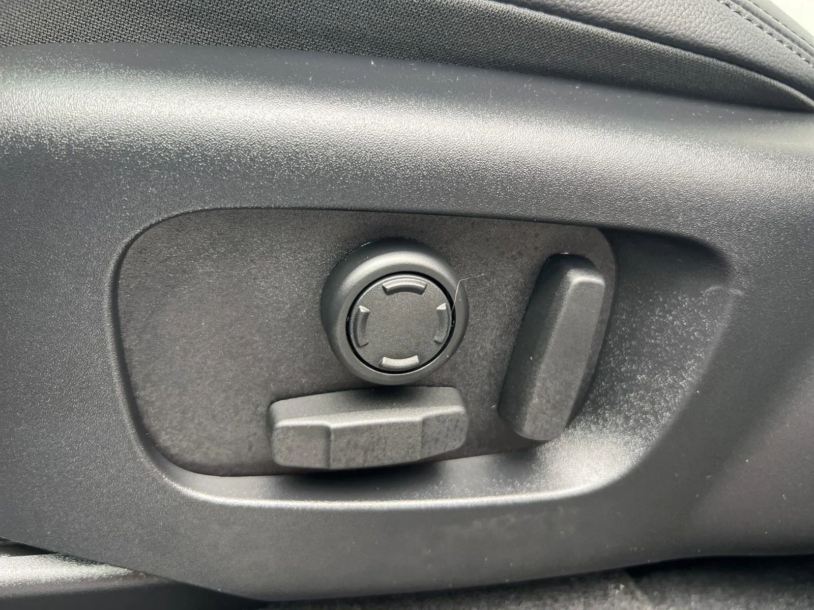 New 2025 Charente Grey Premium Metallic Land Rover Dynamic SE image 24