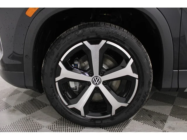 New 2026 Deep Black Pearl Volkswagen 2.0T SE image 32