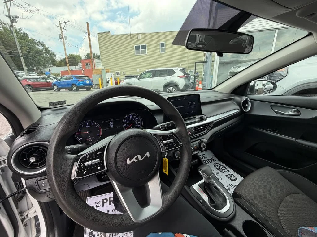 Used 2023 White Kia LXS image 22