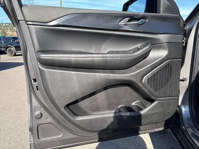 Used 2025 Baltic Gray Metallic Clearcoat Jeep Altitude image 18