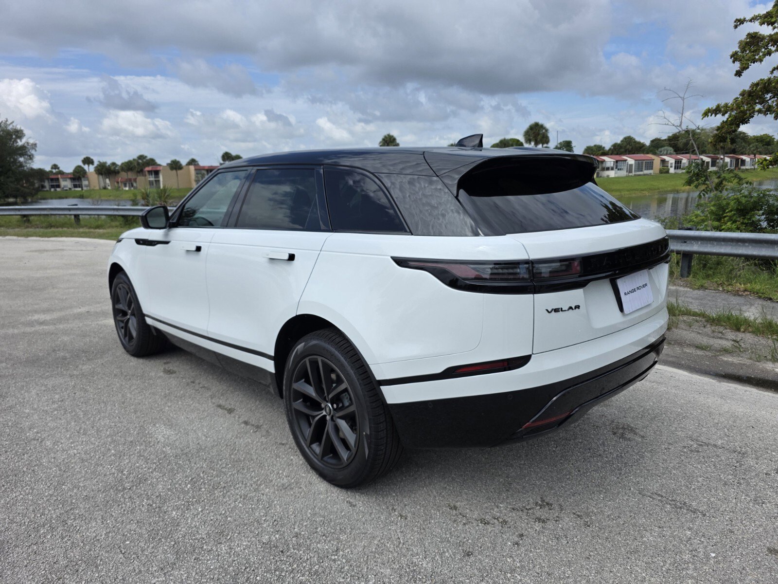 Used 2026 Fuji White Land Rover P250 Belgravia Edition image 2