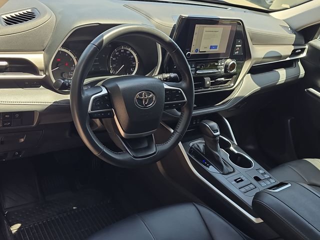 Used 2023  Toyota XLE image 17
