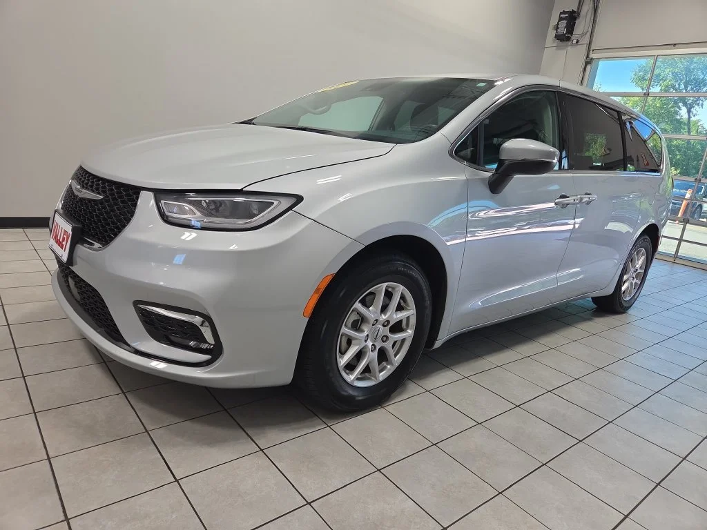 Used 2023 Silver Chrysler Touring L image 7