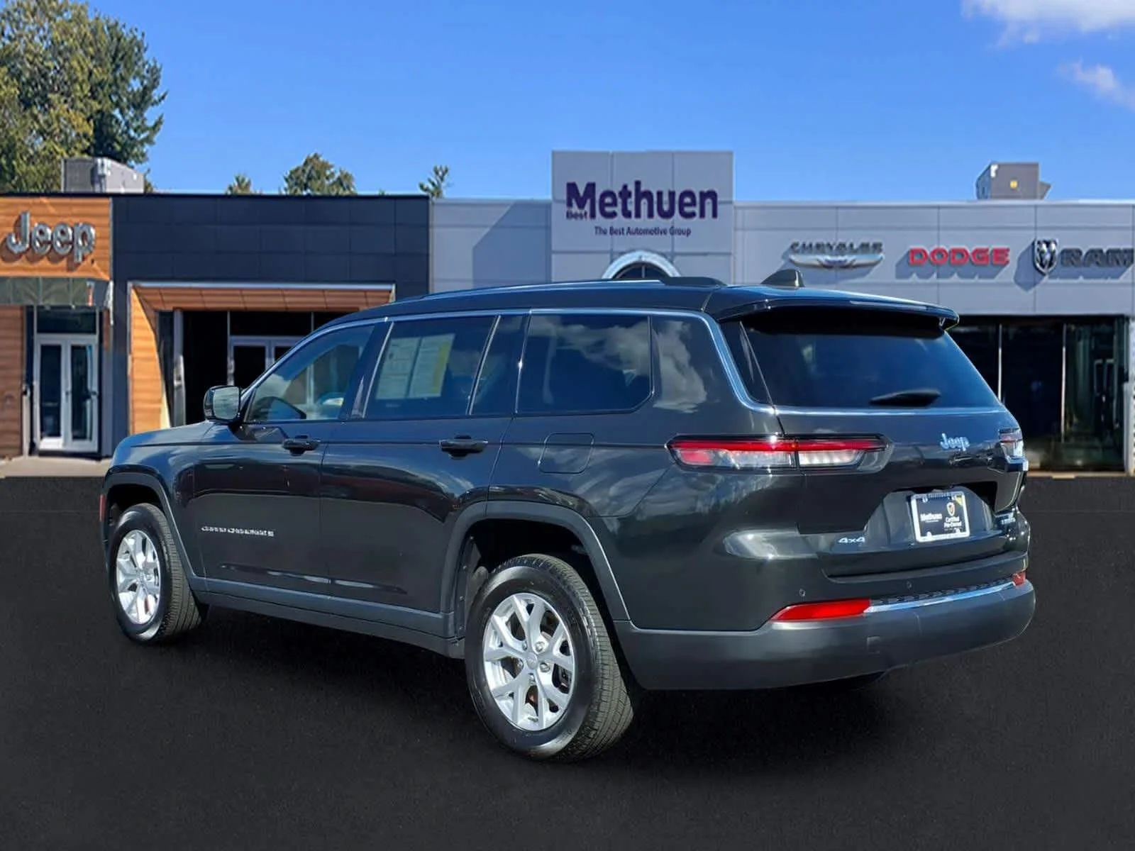Used 2023 Rocky Mountain Pearlcoat Jeep Limited image 8