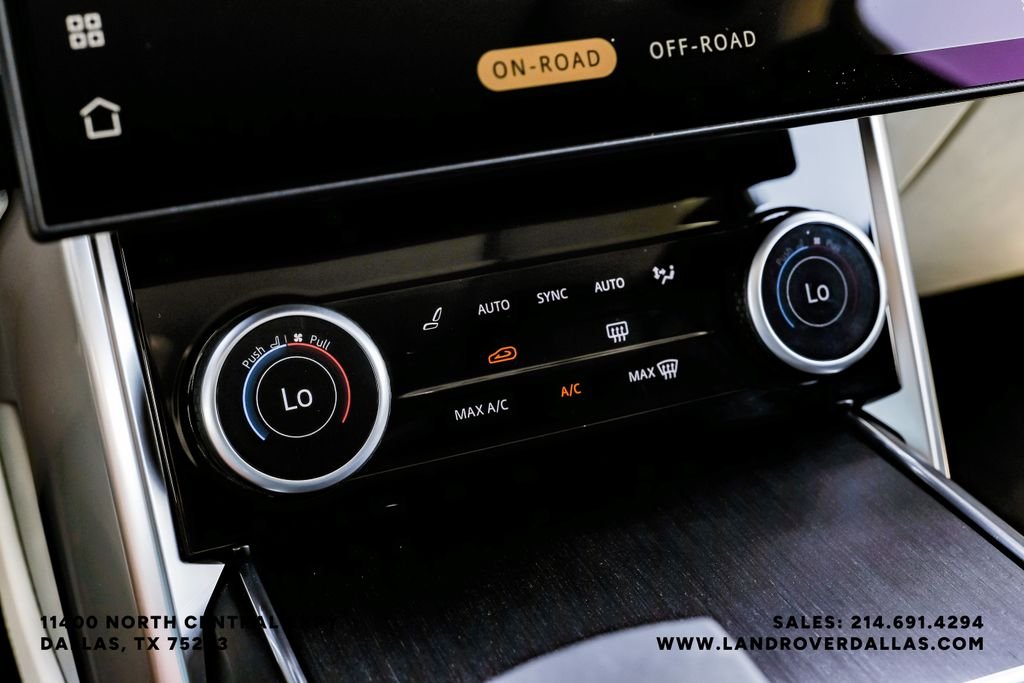 Used 2022 White Land Rover SE image 24