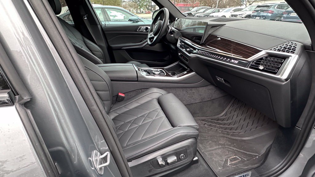 Used 2026 Skyscraper Grey Metallic BMW xDrive40i image 6