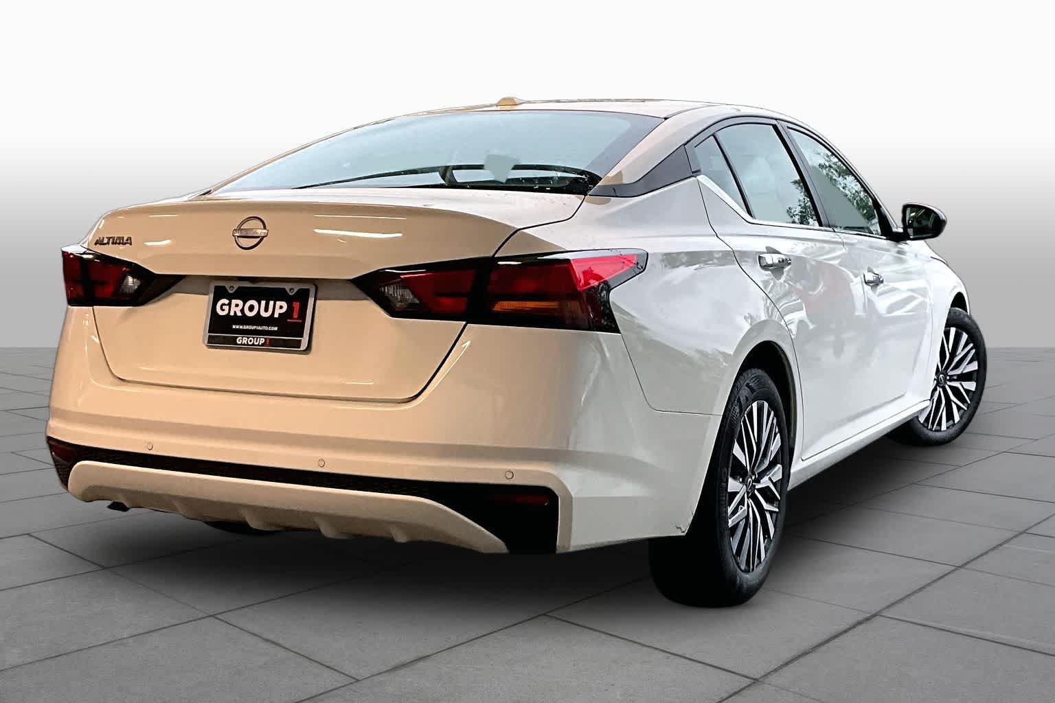 Used 2025 Glacier White Nissan SV image 12