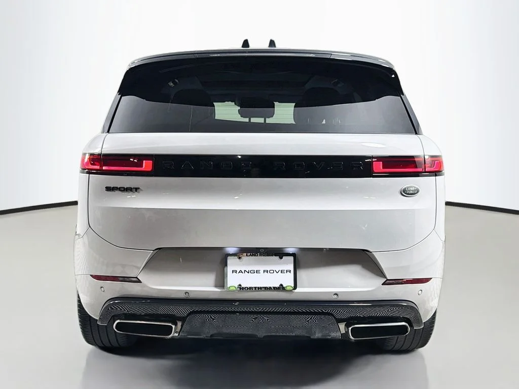 Used 2023 Gray Land Rover SE Dynamic image 6
