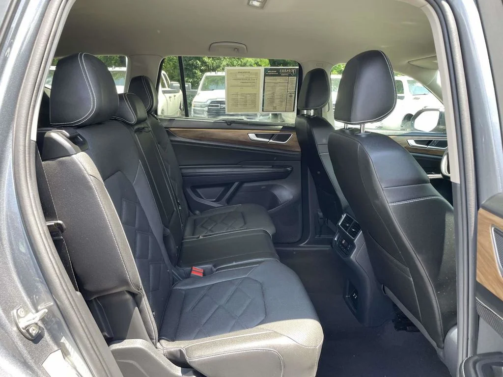 Used 2025  Volkswagen 2.0T SE w/Technology image 18