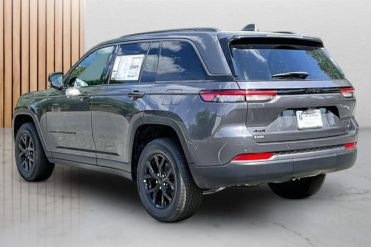 New 2026 Baltic Gray Metallic Clear-Coat Exterior Paint Jeep Altitude image 7