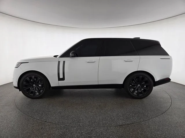 Used 2023 White Land Rover SE image 29