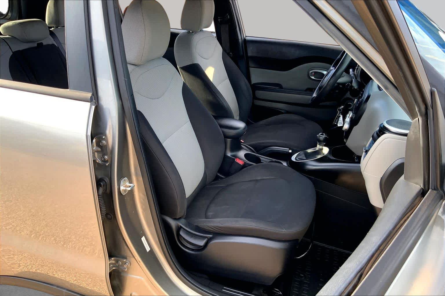 Used 2014 Titanium Gray Kia Base image 9