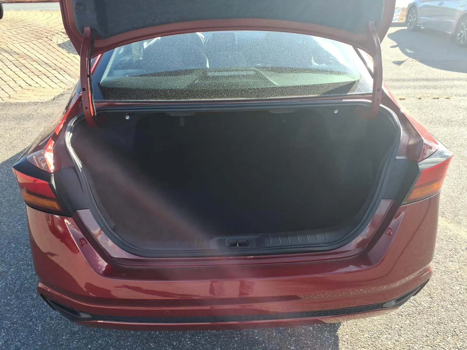 Used 2024 Scarlet Nissan 2.5 SV image 12