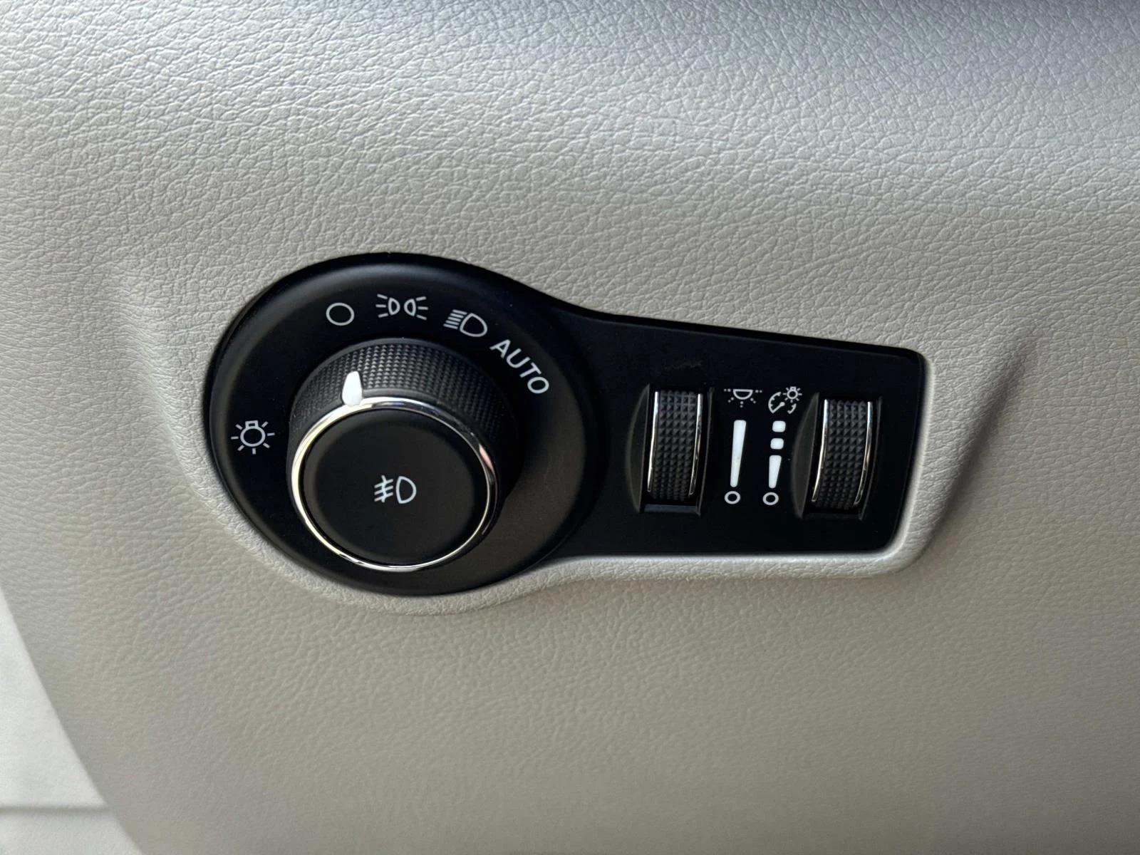 Used 2023 Silver Jeep Limited 4x4 image 20