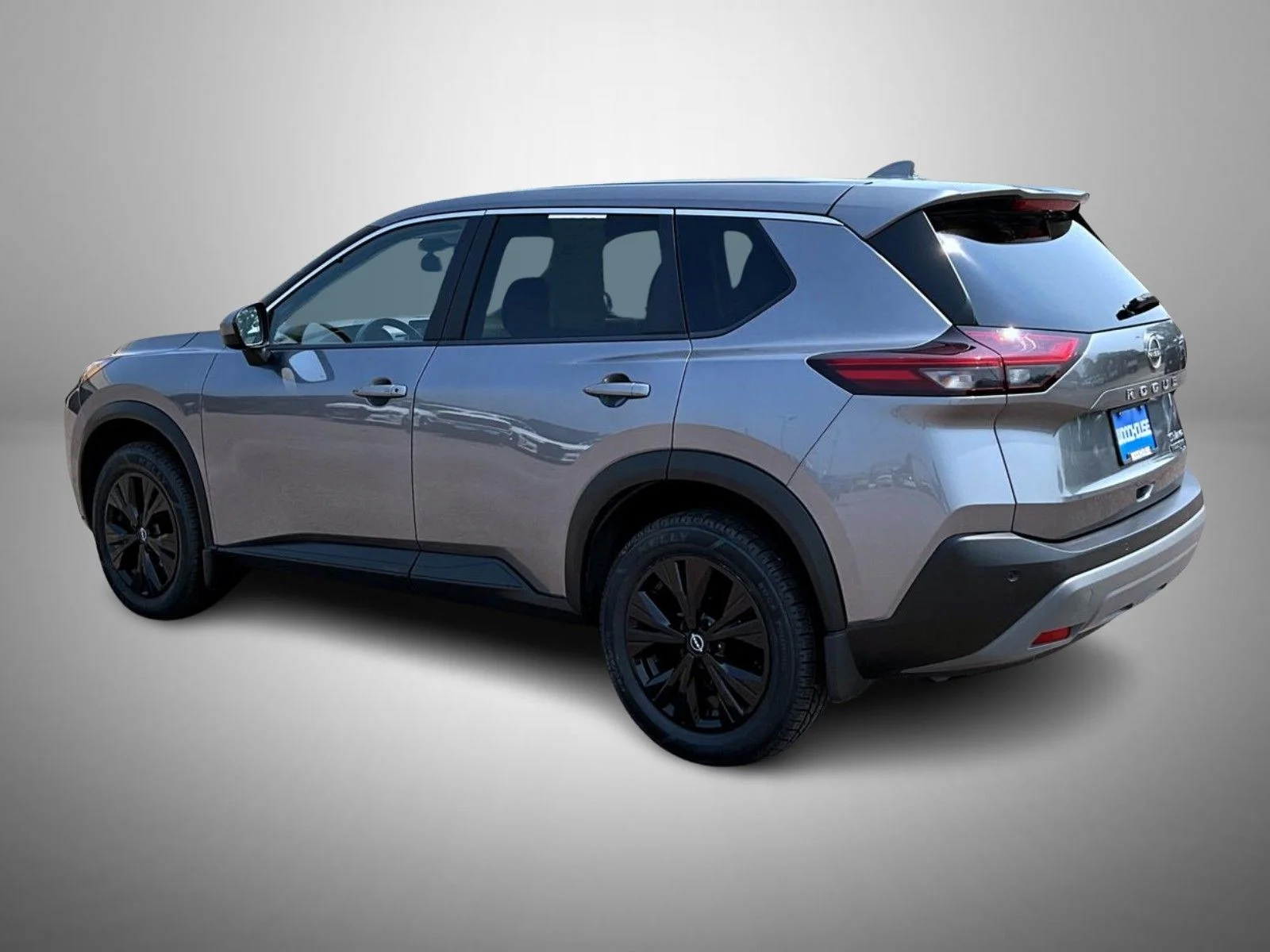 Used 2023 Gray Nissan SV image 7