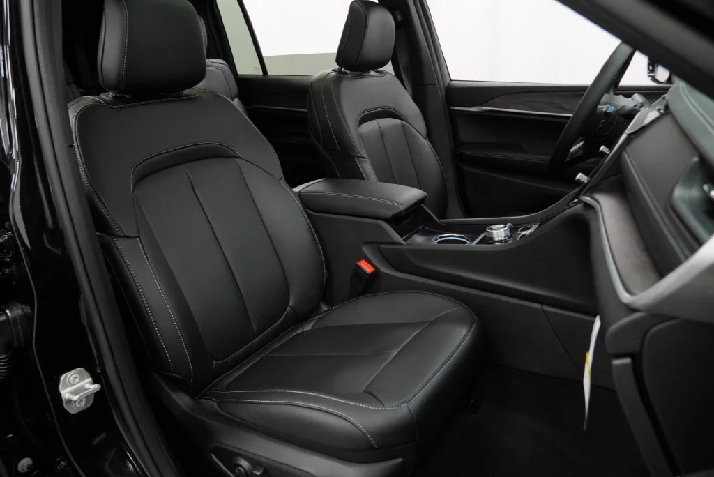 New 2027 High-Gloss Black Paint Jeep Limited image 36