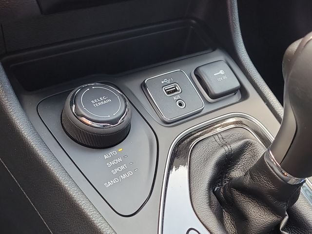 Used 2023 Blue Jeep Altitude image 26