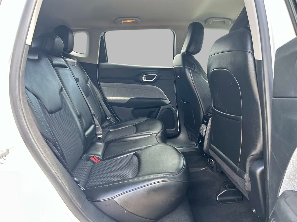 Used 2022 White Jeep Latitude image 16