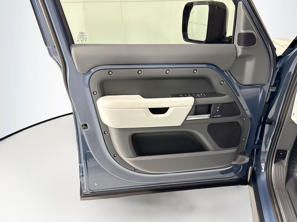 Used 2026 Tasman Blue Metallic Land Rover S image 24