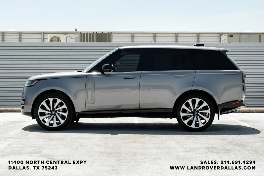 Used 2023 Grey Land Rover SE image 9