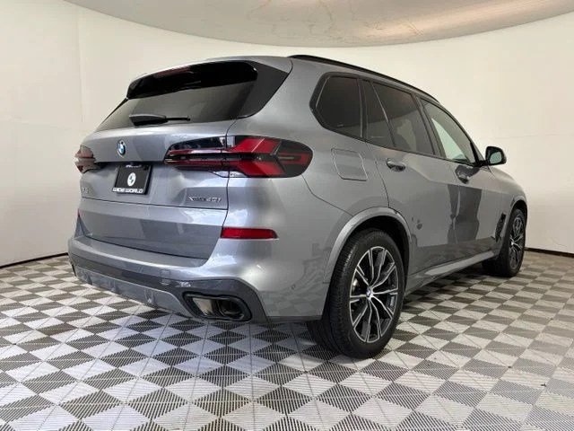 Used 2024 Skyscraper Grey Metallic BMW xDrive40i image 7