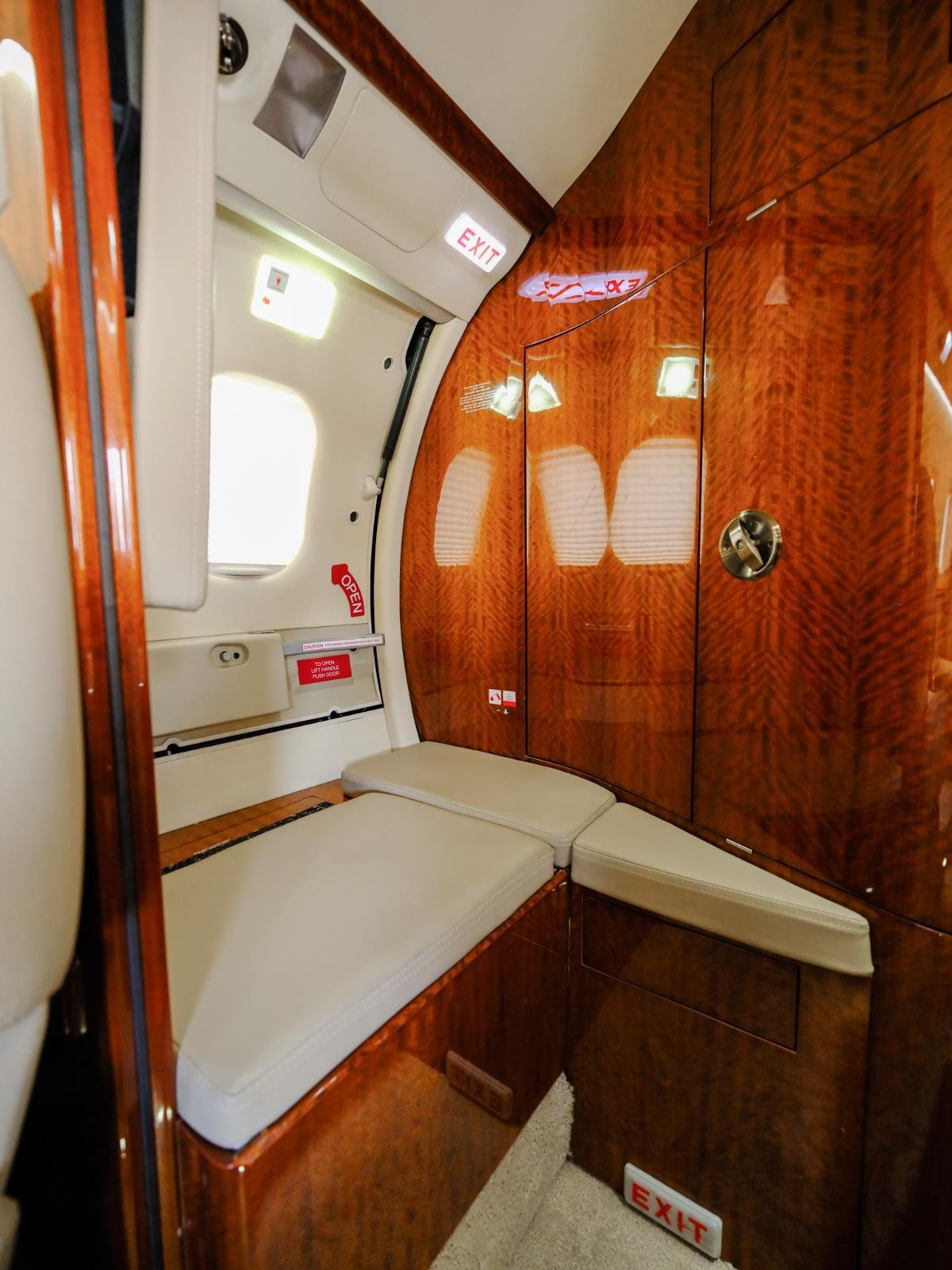 Used 2009 White LEARJET XR image 19