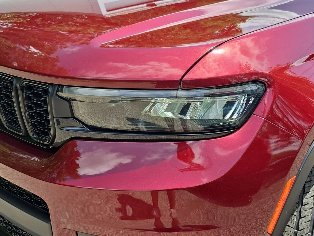 Used 2023 Red Jeep Altitude image 31