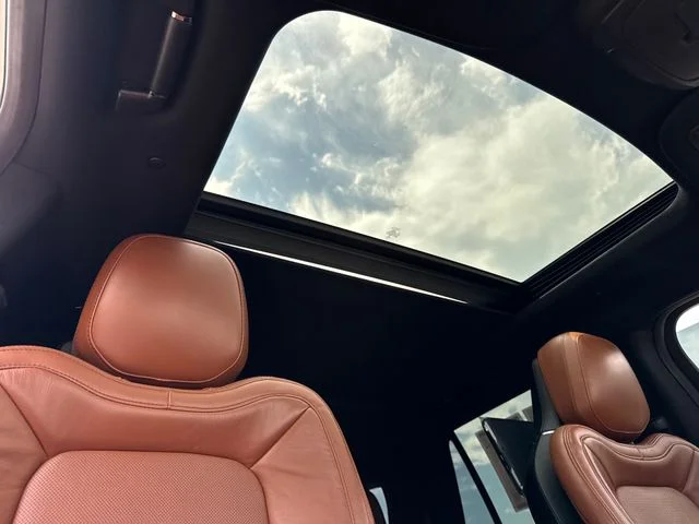 Used 2021 White Lincoln Reserve image 17