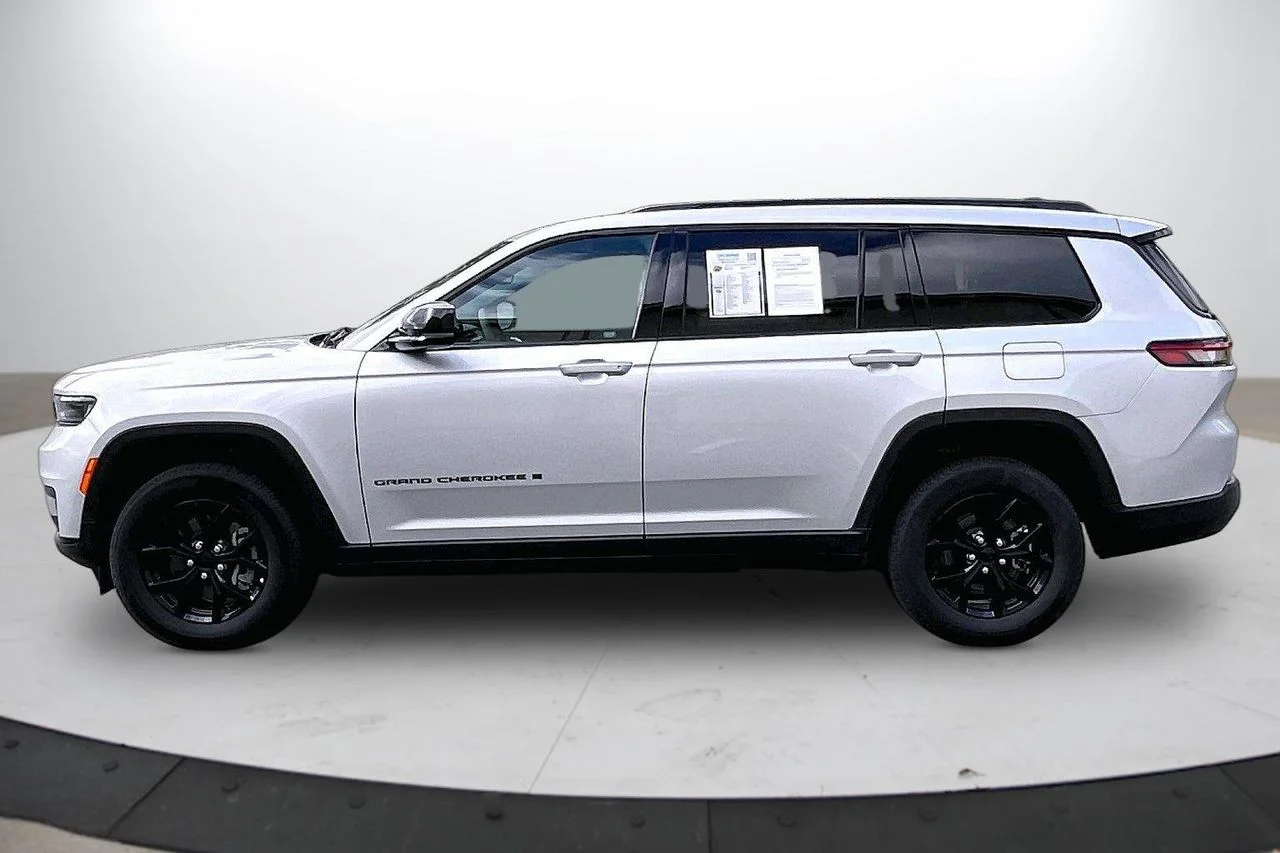 Used 2024 Silver Jeep Altitude image 5
