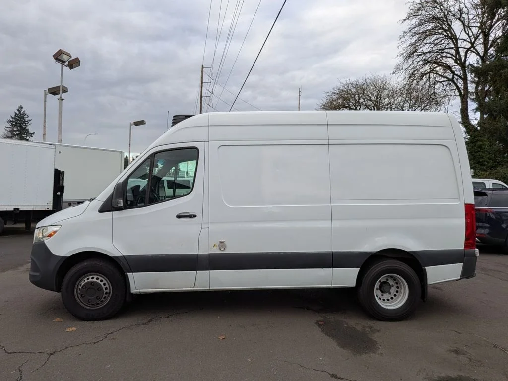 Used 2019 White Freightliner High Roof image 4