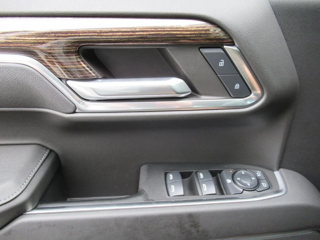 Used 2024 White GMC Elevation image 18