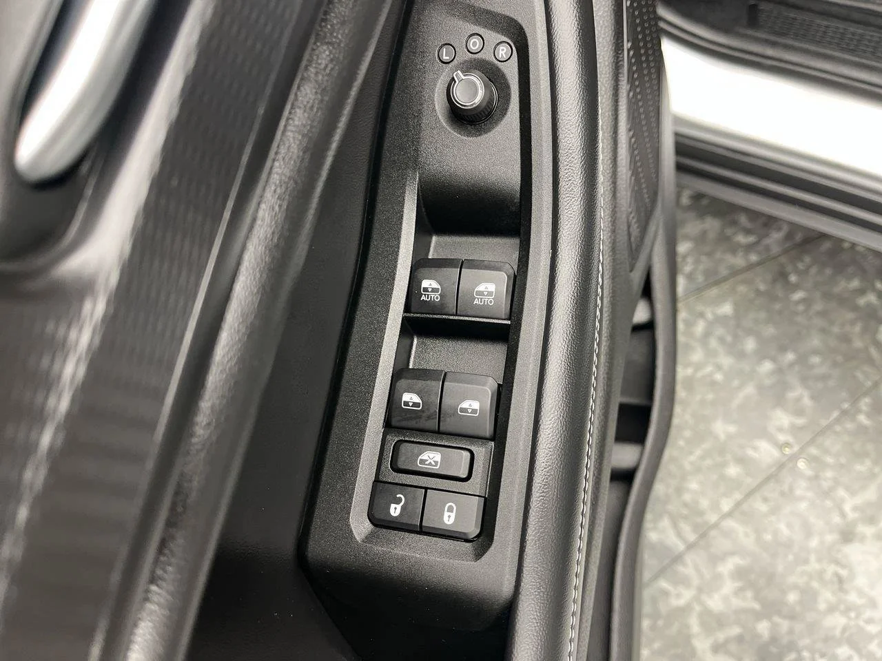 Used 2025 Silver Jeep Altitude X 4x4 image 9