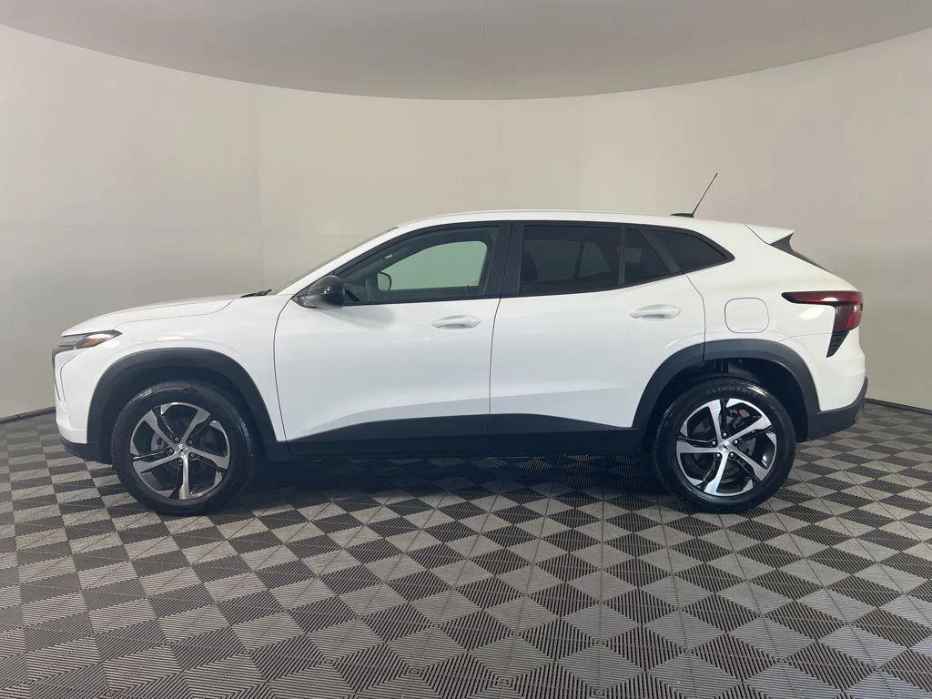 Used 2024 Summit White Chevrolet 1RS image 4