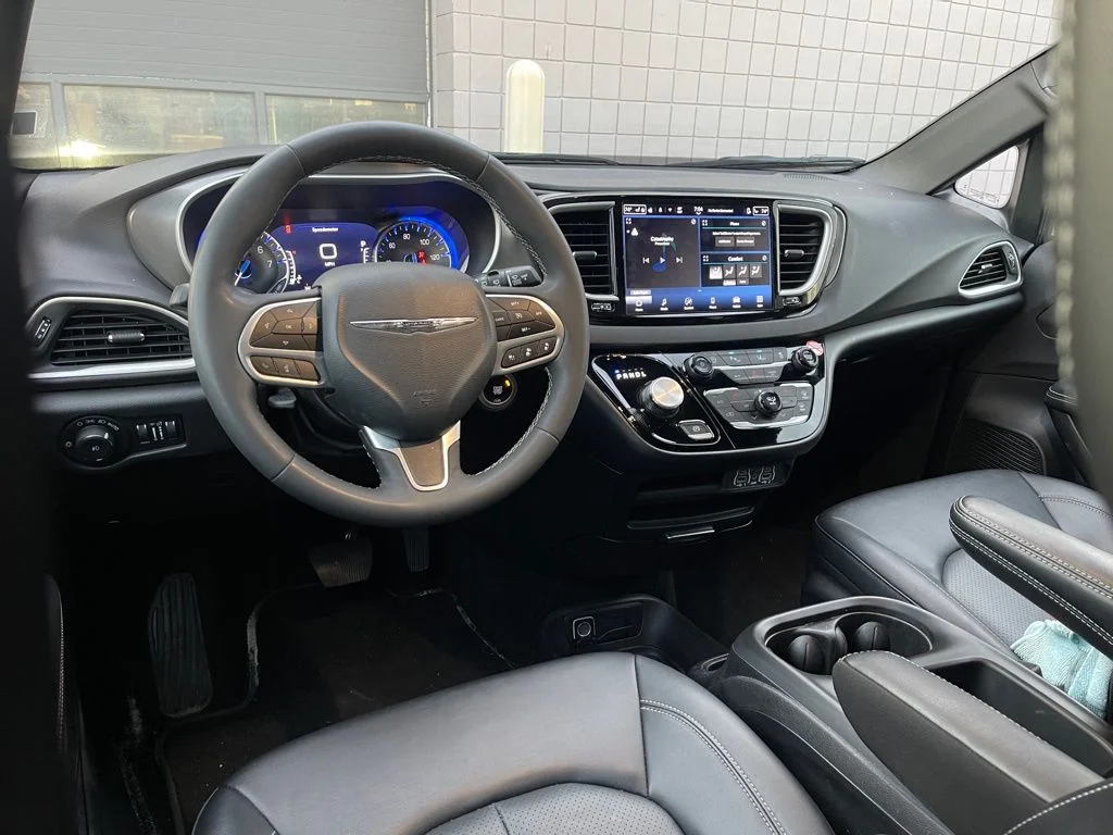Used 2025 Diamond Black Crystal Pearlcoat Chrysler Select image 12