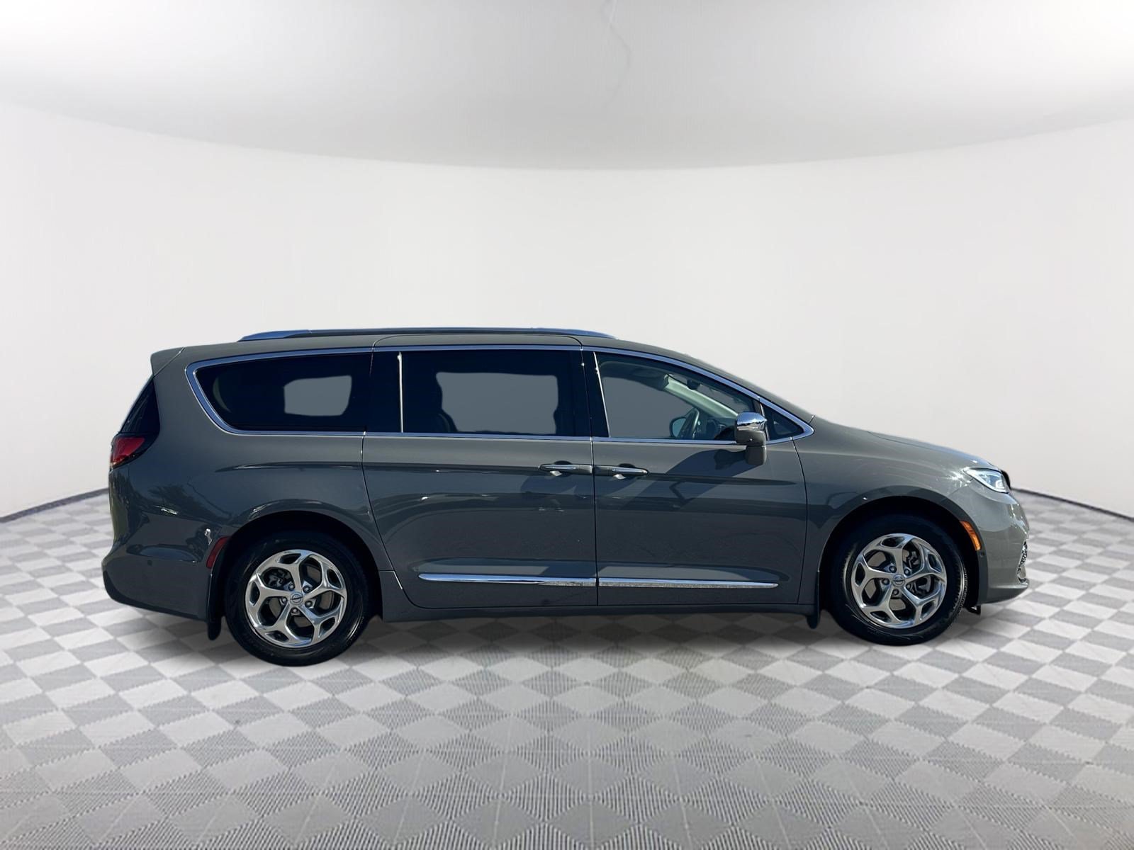 Used 2021 Ceramic Gray Clearcoat Chrysler Hybrid Limited image 4