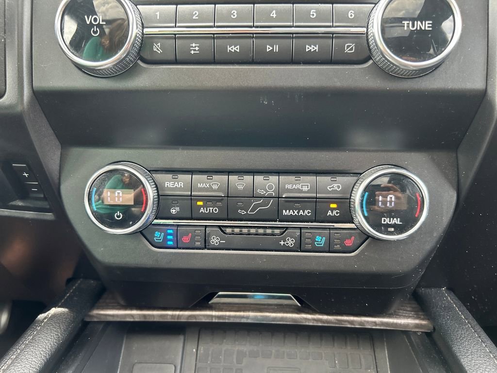 Used 2019  Ford Limited image 29