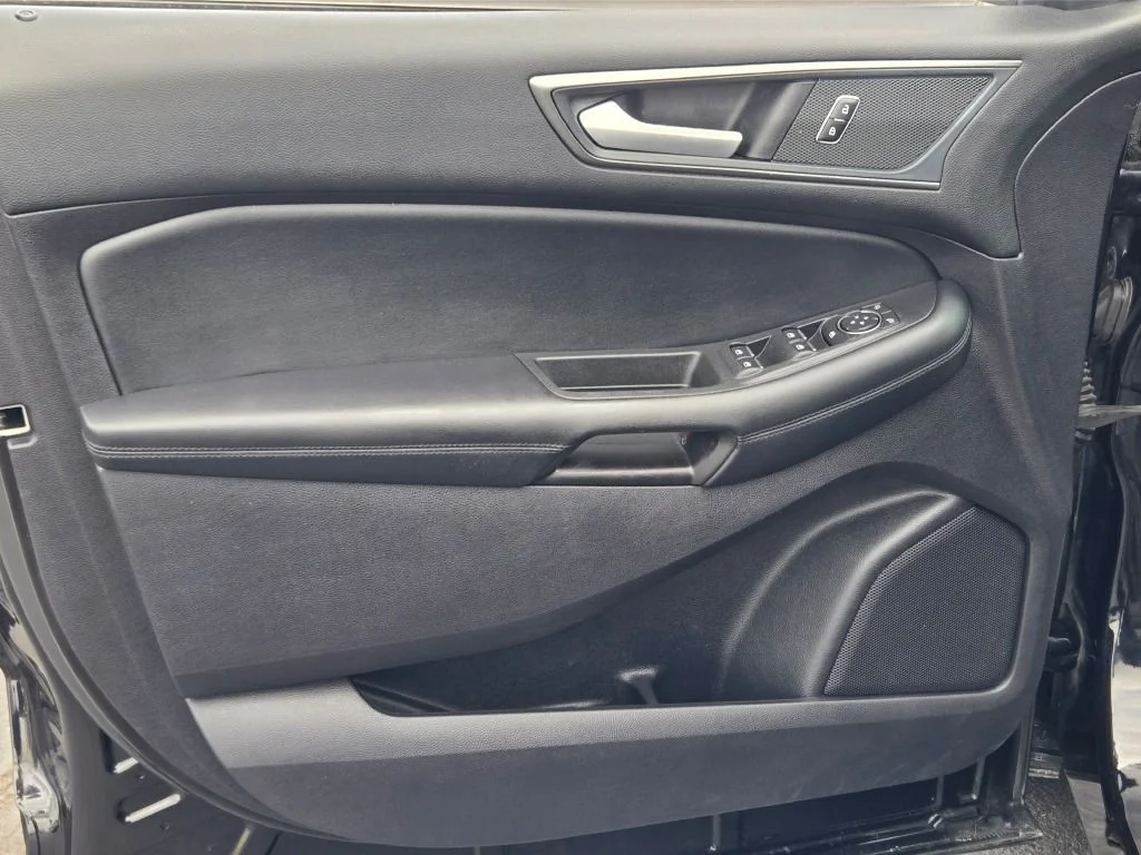 Used 2021 Black Ford SE image 18