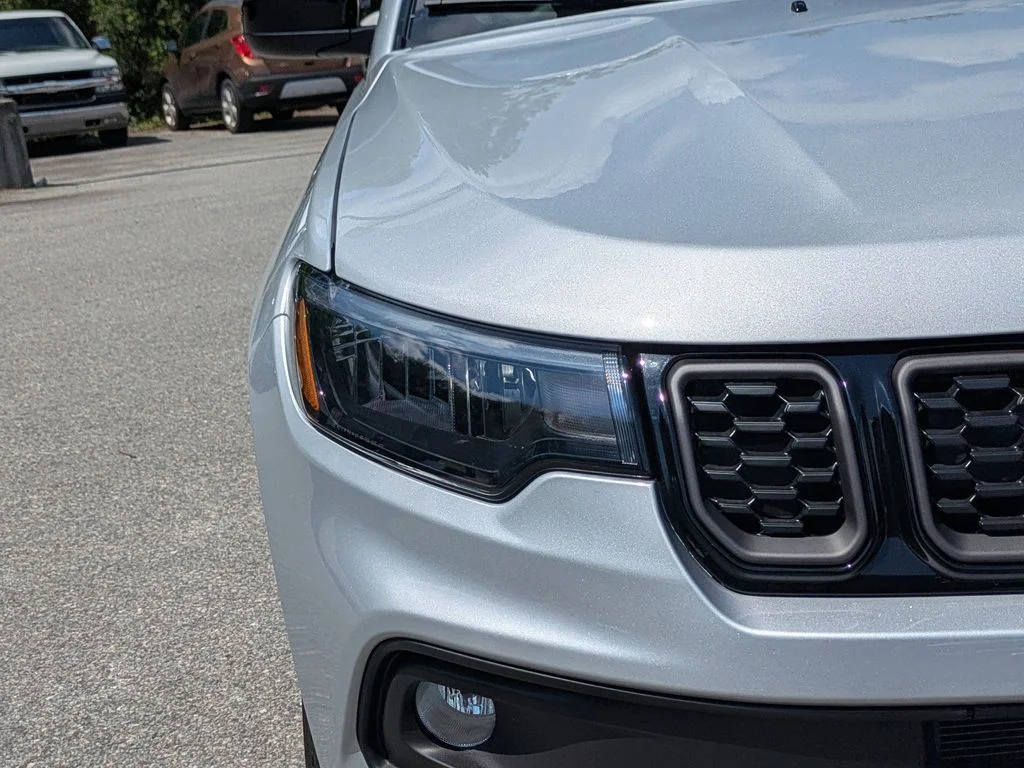 New 2026 Silver Zynith Metallic Clear-Coat Exterior Paint Jeep Latitude image 12