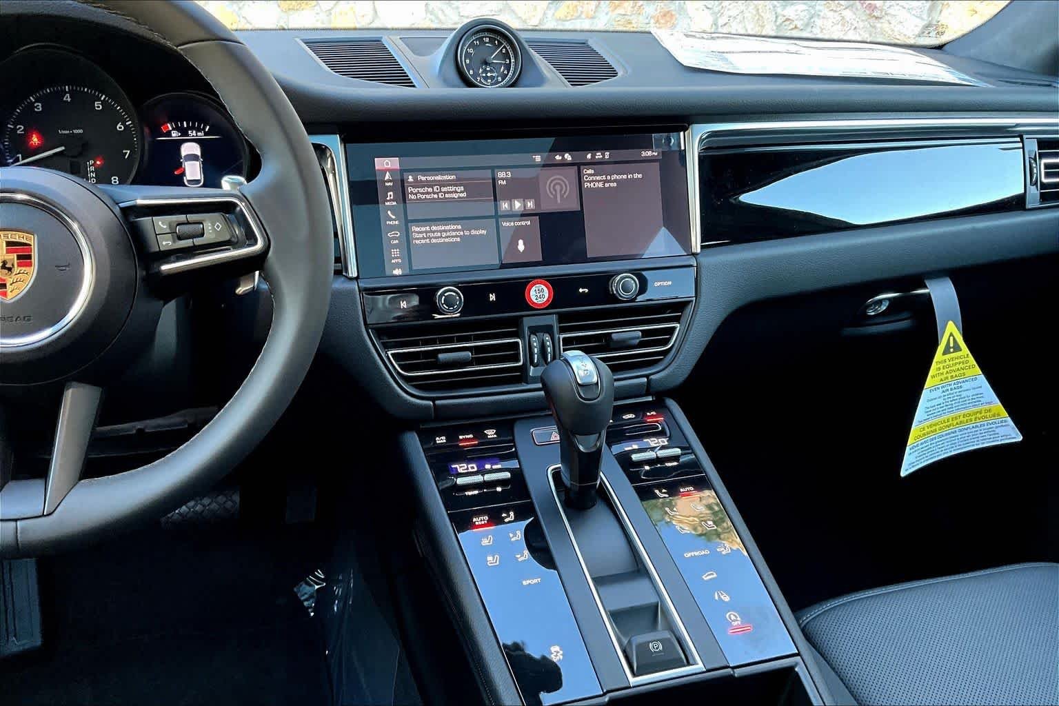 2026 Porsche Macan - Photo 16
